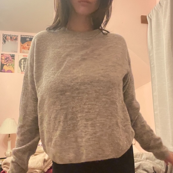 Grey knit top🤍 - Picture 2 of 2